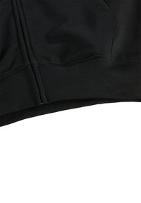 Felpa nera con zip, dotata di polsini e orlo a costine, realizzata in un morbido tessuto misto cotone, con cuciture rade e una texture liscia.