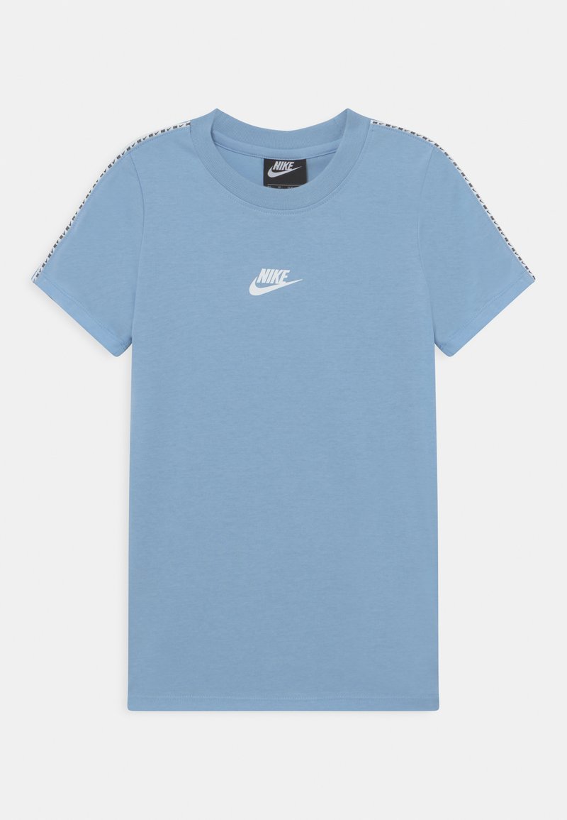 Modrá bavlnená tričko s krátkymi rukávmi, s bielym logom Nike na hrudi a vzorovanými akcentmi pozdĺž ramenných švov.
