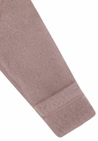 Dug rukav u nježnoj ružičastoj boji s teksturiranim završetkom, s prošivenom manšetom na kraju i blagim, prigušenim tonom boje.