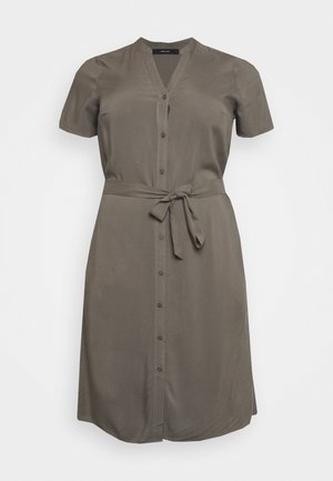 Taupekleurige jurk tot op de knie met korte mouwen, V-hals, knopen aan de voorkant en stoffen strikceintuur in de taille.