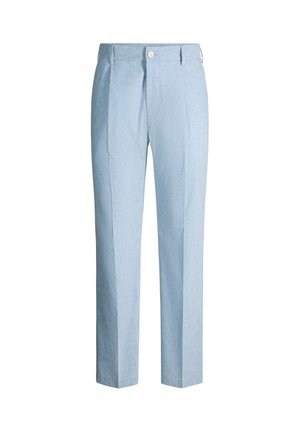 Lichtblauwe, op maat gemaakte broek met plooien aan de voorkant, zijzakken, ceintuurlussen en een witte knoopsluiting in de taille.