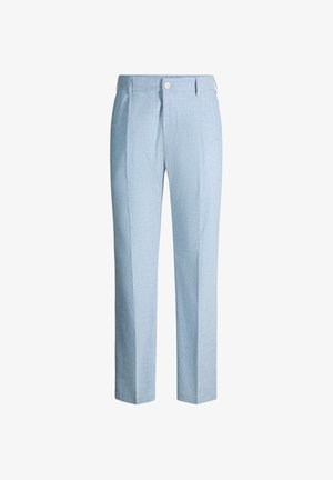 Lichtblauwe, op maat gemaakte broek met plooien aan de voorkant, zijzakken, ceintuurlussen en een witte knoopsluiting in de taille.