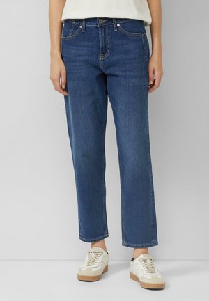 Jeans di denim blu con taglio a gamba dritta e vita leggermente alta. Presentano il classico design a cinque tasche e una sottile texture sbiadita.