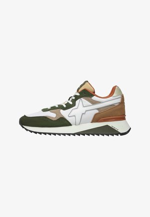 Sneaker verde e bianco realizzato in materiali scamosciati e in pelle. Presenta un accento a stella, una suola testurizzata e un design stratificato multicolore.