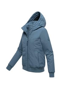 Veste à capuche bleu en tissu léger et doux ; dotée d'une fermeture éclair intégrale, de poignets côtelés et de deux poches avant. Texture lisse avec une finition mate.