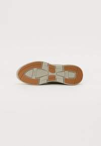 Talpa de încălțăminte cu un design din cauciuc, având o bază bej și accente texturate portocalii. Modelul de tracțiune este vizibil pentru o stabilitate îmbunătățită.