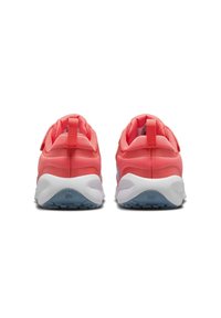 Chaussures de sport corail avec une tige en maille, un col de cheville rembourré et un détail de logo. Semelle intermédiaire blanche et semelle extérieure bleue texturée pour une bonne adhérence.