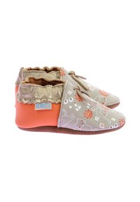 Scarpe per bambini con suola morbida, dotate di una parte superiore beige a motivo, con design floreali, bordo arricciato beige e retro arancione a contrasto.