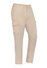 Beige cargobroek met een relaxte pasvorm, gemaakt van lichtgewicht stof. Voorzien van zijzakken en een knoopsluiting voor een veilige draagervaring.