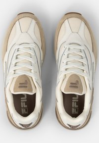 Sneaker bianchi e beige con tomaia in rete e suede, punta rotonda e dettagli testurizzati. Presentano una collarino imbottito e lacci frontali.