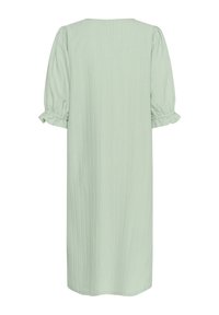 Robe vert clair avec un motif texturé côtelé. Comprend des manches courtes bouffantes avec des poignets élastiques et une silhouette ample arrivant au genou.