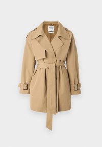 Beige trenchcoat met een dubbelknopssluiting aan de voorkant, brede revers en een ceintuur in de taille. Bevat schouderepauletten en gespdetails op de mouwen.