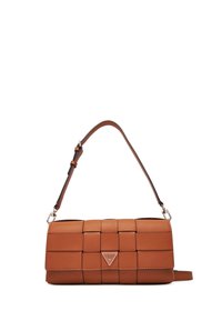 Sac à main en cuir tressé marron avec un rabat, bandoulière réglable et accent métallique de logo. Texture lisse et forme rectangulaire.