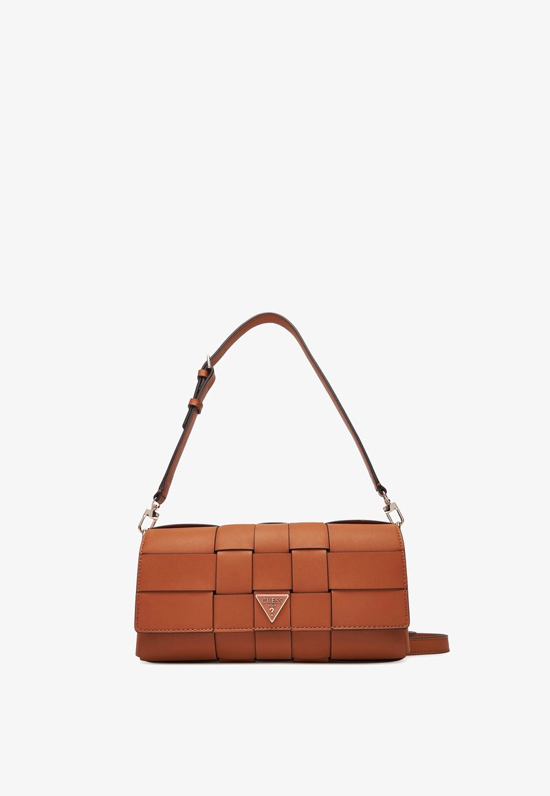 Borsa a tracolla in pelle intrecciata color tan con pattina pieghevole, tracolla regolabile e accento con logo metallico. Texture liscia e forma rettangolare.