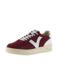 Sneaker in suede bordeaux con dettagli in pelle bianca, perforazioni, lacci argentati e suola in gomma beige; design con punta arrotondata.