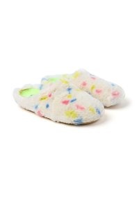Zapatillas blancas esponjosas con lunares multicolores en rosa, azul y amarillo. Diseño abierto con una textura suave y plantillas verdes acolchadas.