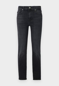 Jean en denim noir avec une coupe droite, se fermant par un bouton, avec cinq poches et des détails de couture subtils.