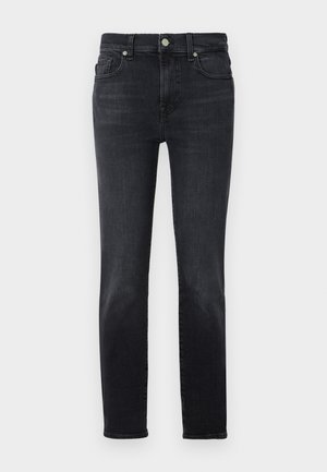 Jean en denim noir avec une coupe droite, se fermant par un bouton, avec cinq poches et des détails de couture subtils.