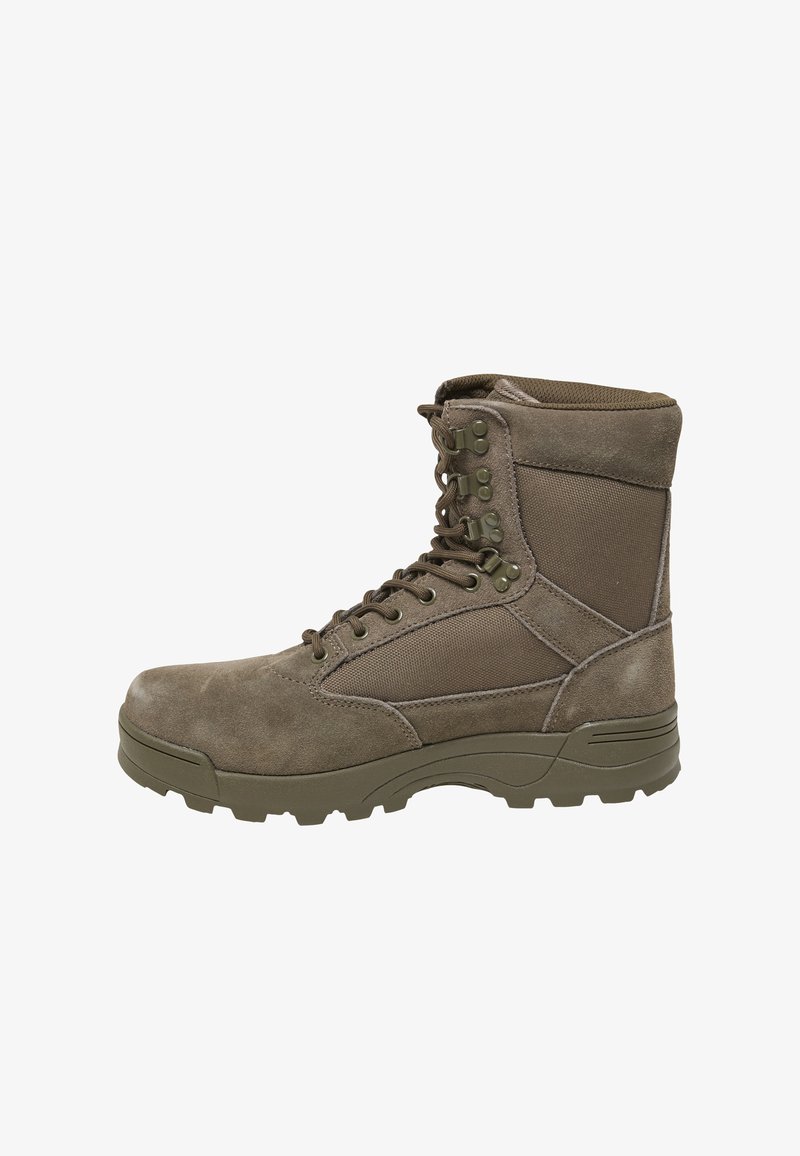 Pruun taktikaline saabas, millel on nahast ja tekstiilist pealsed, nöörimise sulgemine, pehmendatud krae ja vastupidav kummist välistald haardeks.