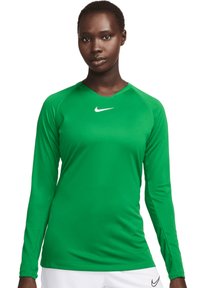 Langärmliges Nike-Shirt in leuchtendem Grün, mit V-Ausschnitt und weißem Logo auf der Brust. Glatte, leichte Stoffqualität.