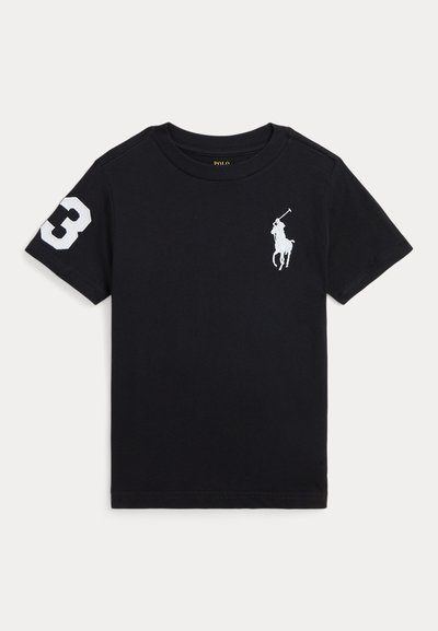 Sort bomulds T-shirt med et stort hvidt nummer 3 på venstre ærme og et hvidt polo-spiller logo på brystet. Klassisk rund halsudskæring.