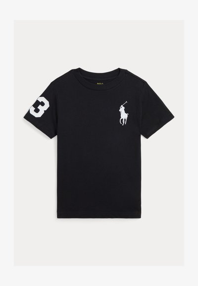 Czarny bawełniany T-shirt z dużą białą cyfrą 3 na lewym rękawie oraz białym logo gracza polo na piersi. Klasyczny okrągły dekolt.
