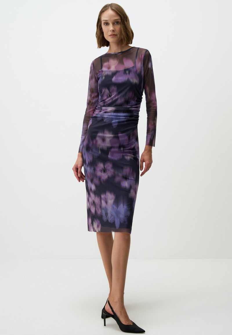 Bloemrijke midi-jurk van doorzichtig materiaal, met lange mouwen, een getailleerd silhouet, paarse en blauwe patronen, en plooien bij de taille.