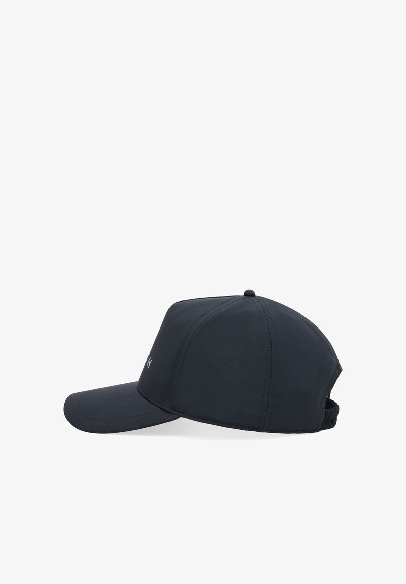 Casquette de baseball noire avec une visière courbée, sangle ajustable à l'arrière et marquage subtil en blanc sur le côté avant gauche.