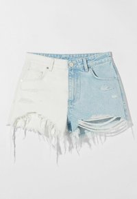 Pantalones cortos de denim con un diseño bicolor, un lado en azul claro y el otro en blanco. Los dobladillos deshilachados y los detalles desgastados realzan la textura.