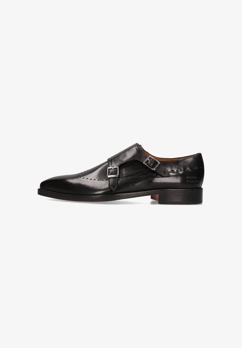 Zapato de cuero negro para hombre con una correa de hebilla sencilla, puntera afilada, detalles de brogue y un tacón bajo y apilado.