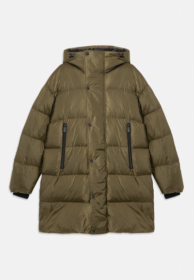 Oliivinvihreä puhvitakki hupulla, jossa on tikkiosiot, kaksi vetoketjullista sivutaskua ja ribattuja hihansuita turvallisen istuvuuden takaamiseksi.