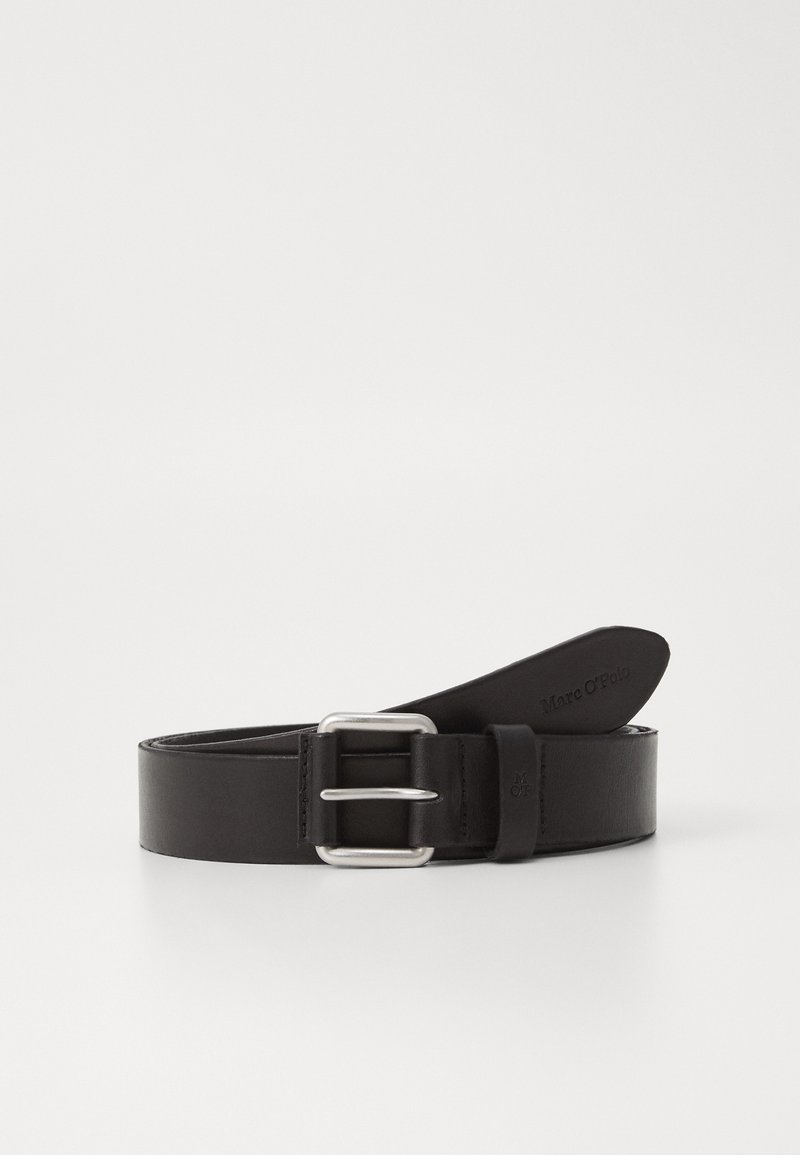 Cintura in pelle nera con una fibbia in metallo argentato, caratterizzata da una superficie liscia e un design semplice. Include il marchio sul lato interno.