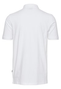 Hvit polo skjorte med korte ermer, klassisk krage, laget av glatt bomullsstoff, med rett nederkant og minimalt design.