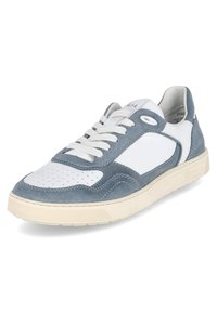 Herrensneaker mit einem Obermaterial aus blauem Wildleder und weißem Leder, perforierte Zehenpartie, weißen Schnürsenkeln und einer strukturierten, beigefarbenen Gummisohle.