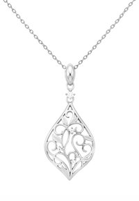 Sølvvedhæng med indviklet bladdesign, der har snoede mønstre og små accentsten, fastgjort til en delikat kæde.