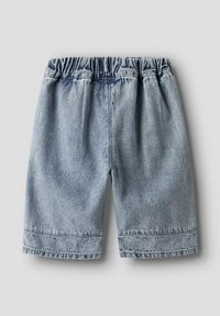 Šviesiai mėlynos spalvos džinsiniai šortai su elastinga juosmens juosta, tiesaus kirpimo ir suvyniotomis apačiomis. Turi švelnią tekstūrą ir klasikinį džinsinio audinio raštą.