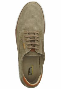 Beige Wildlederschuh mit perforiertem Obermaterial, braunen Lederakzenten, runder Zehenpartie und grauer Gummisohle. Mit braunen Schnürsenkeln und Branding auf der Innensohle.