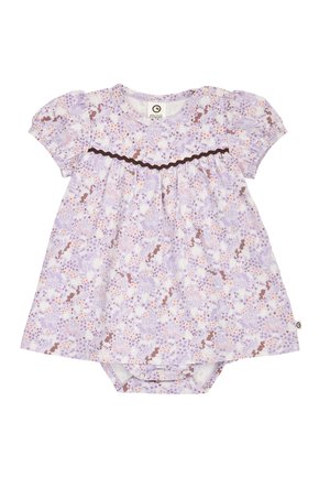 Lavendelfarbenes Baby-Kleid mit kurzen, gepufften Ärmeln, Blumenmuster, brauner Zickzackborte und Druckknöpfen im Schritt für einfaches Windelwechseln.