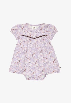 Lawendowa sukienka dla niemowląt z krótkimi bufkowymi rękawami, kwiatowym wzorem, brązowym zygzakowatym obszyciem oraz zatrzaskami między nogawkami dla łatwej zmiany pieluchy.