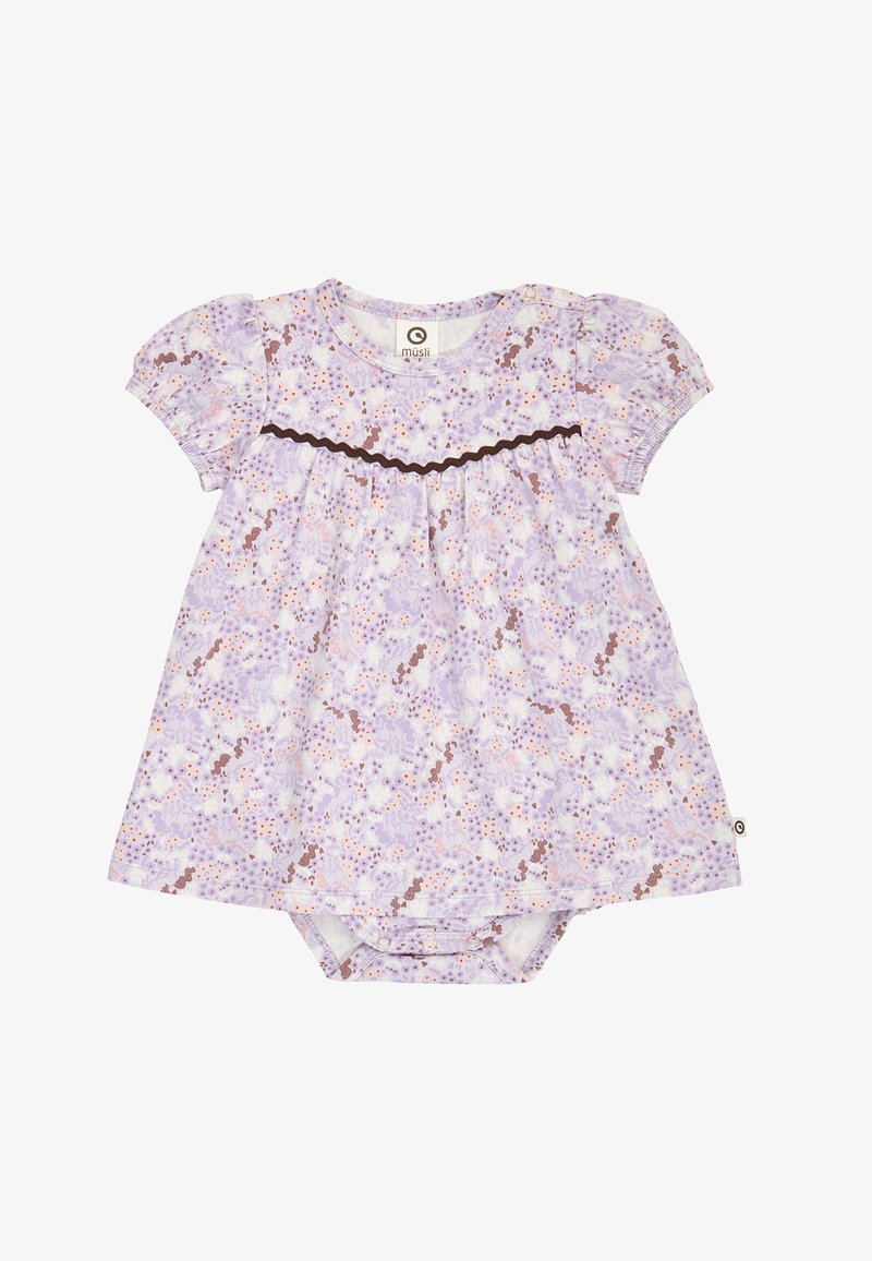 Lawendowa sukienka dla niemowląt z krótkimi bufkowymi rękawami, kwiatowym wzorem, brązowym zygzakowatym obszyciem oraz zatrzaskami między nogawkami dla łatwej zmiany pieluchy.