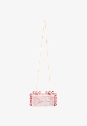 Rosa marmorierte Handtasche mit runden Verzierungen, goldener Kettenriemen und rechteckiger Form. Glatte Textur und glänzende Oberfläche.
