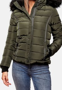 Grøn puffjakke med hætte foret med imiteret pels, vandret quiltet design, elastiske manchetter og to sidelommer med knaplukning.