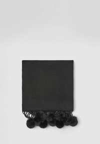 Czarny szalik wykonany z miękkiego materiału, o gładkim wzorze z teksturowanymi brzegami oraz wyraźnymi czarnymi pomponami na dole.