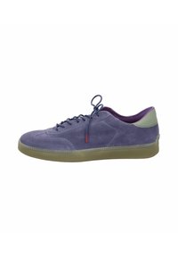 Lila Wildleder-Sneaker mit strukturiertem Finish, mit Schnürdesign, grüner Fersenakzent und einer durchsichtigen Gummisohle.