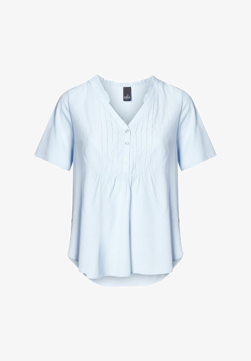 Top azzurro chiaro a maniche corte con scollatura a V, caratterizzato da pieghe frontali e chiusura a bottone. Tessuto morbido con una vestibilità rilassata e orlo curvo.