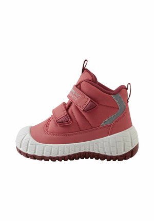 Dziecięcy czerwony wodoodporny sneaker z podwójnymi paskami na rzepy, wyściełanym wsparciem kostki, białą teksturowaną podeszwą i odblaskowym detalem po boku.