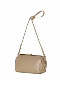 Borsa a spalla in pelle beige con una superficie liscia, chiusura con zip e una tracolla annodata per un trasporto facile. Design semplice e arrotondato con dettagli minimi.