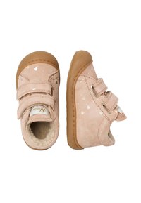 Scarpe in suede rosa chiaro con un interno morbido, decorate con motivi a cuore dorati e due strap regolabili in Velcro. Suole in gomma per una buona aderenza.