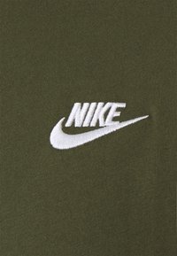 Nike Sportswear CLUB TEE - T-shirt básica - rough green/white