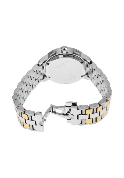 Reloj de pulsera de tono plateado con acentos rectangulares dorados en la pulsera de eslabones metálicos, cierre abierto y parte trasera redonda de la caja que muestra el grabado de la marca.